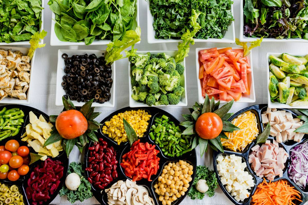 Bar chart comparing weekly plant diversity in Western vs. traditional diets showing 12 vs 100+ plants